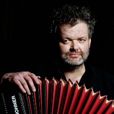 daniel lohues speelt accordeon